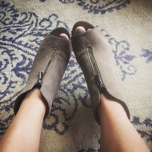 Coconuts tan zipped sling back open toe bootie 8.5